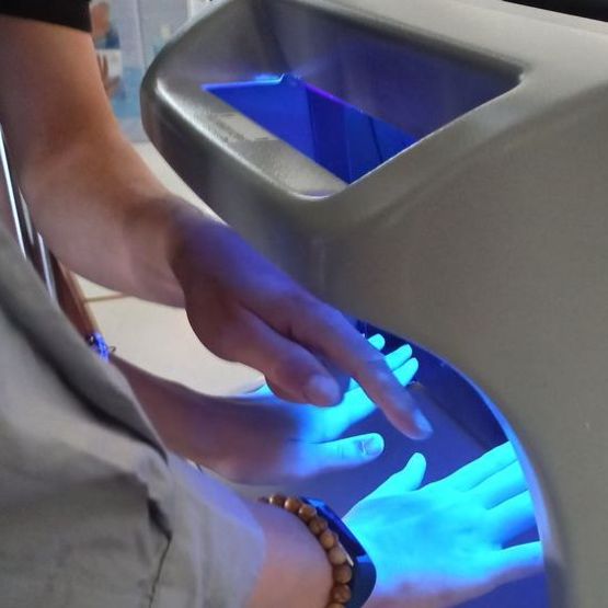 Wie "sauber" die Hände tatsächlich sind, zeigt diese UV-Lampe.